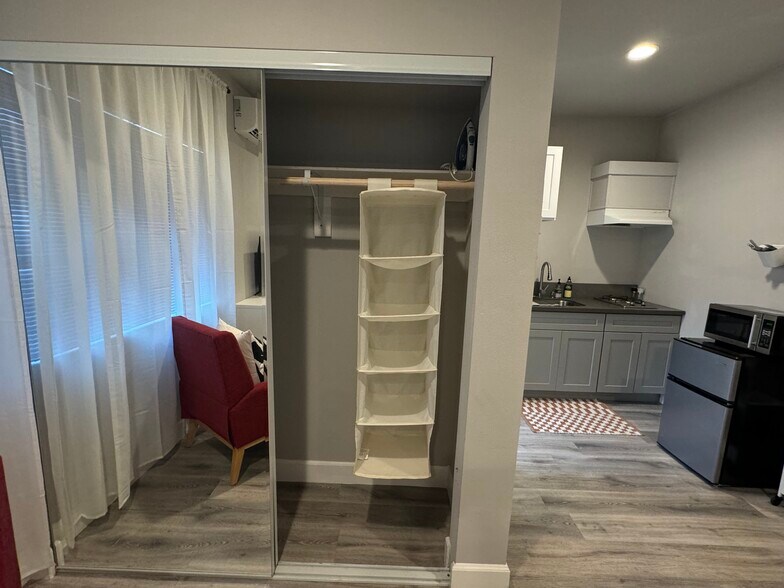 Building Photo - 5827 Rose Ave