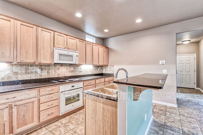 Building Photo - 3722 SE Oakleaf St