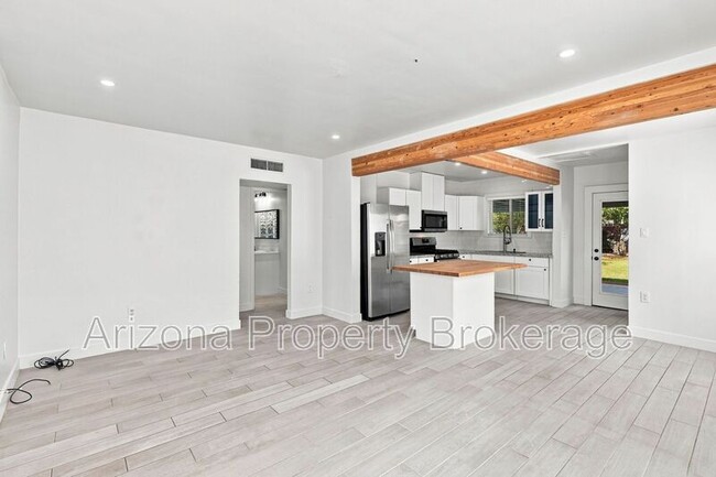 Building Photo - 1128 E Almeria Rd