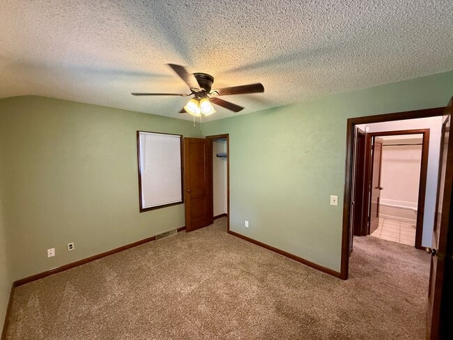 Building Photo - 2 Bed / 1 Bath House with lots of Features...