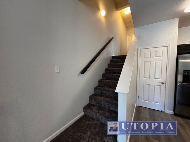 Building Photo - Recently Upgraded, Bi-Level Condo Downtown...