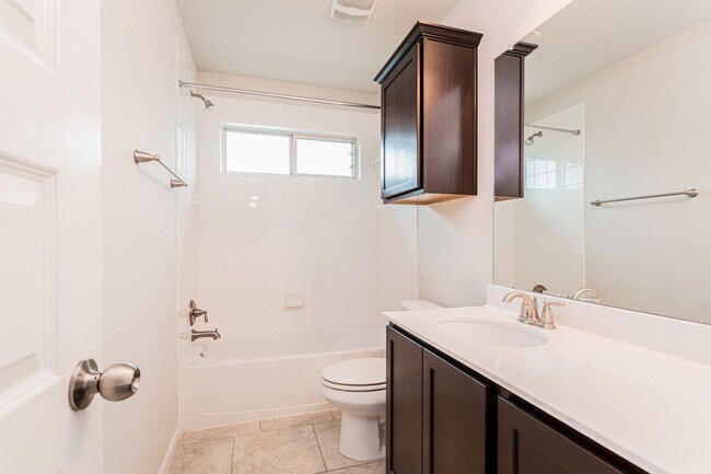 Building Photo - 605 Allenscreek Way-
