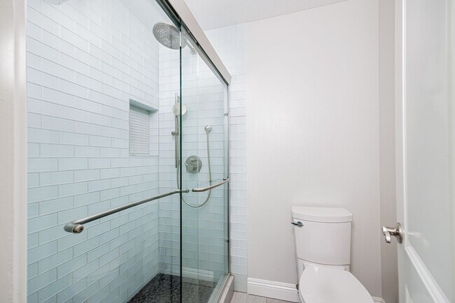 Building Photo - Upgraded Newport Beach Townhouse in Park Lido!