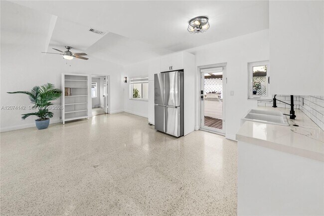 Building Photo - 3130 SW 27th Terrace
