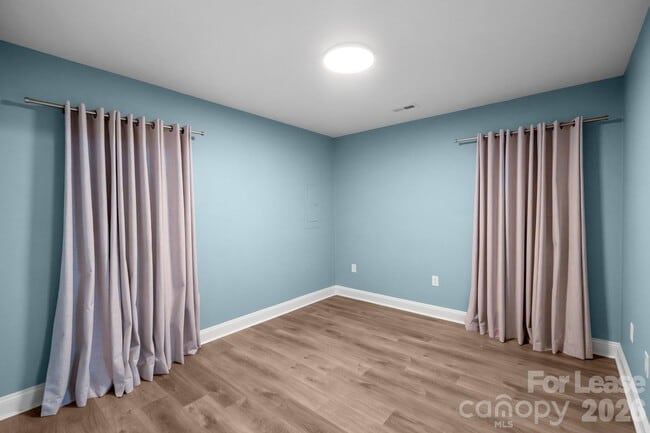 Building Photo - 812 E 18th St