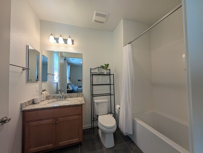 Building Photo - Newer 2 bedroom 2 bath home available!