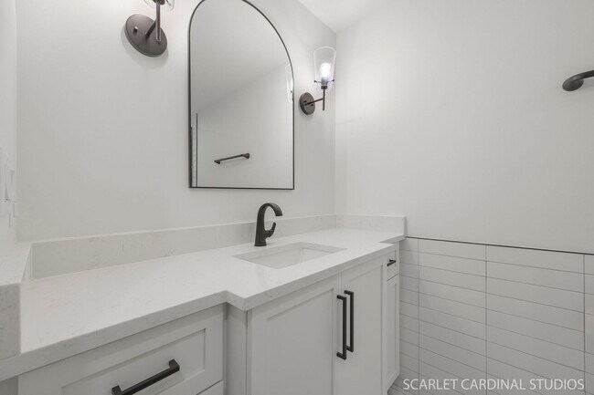 Building Photo - 715 N Brainard St