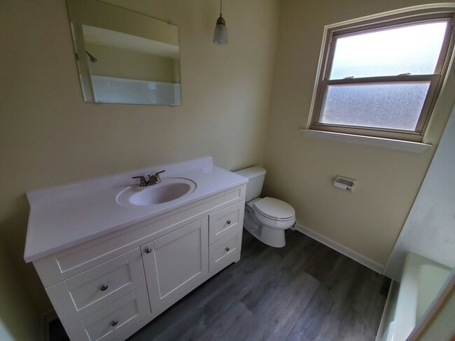 Building Photo - Spacious 3 Bedrooms 2 Baths Townhome Available