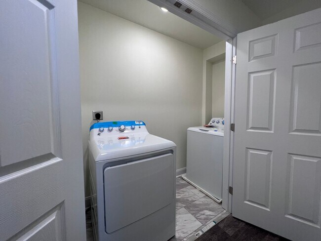 Building Photo - Updated 5BR 3bath house with off street parking!