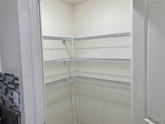 Building Photo - 614 W Fairways View Dr