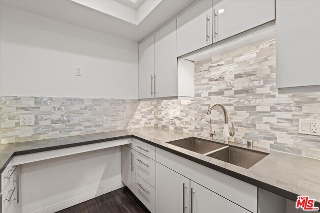 Building Photo - 2175 S Beverly Glen Blvd