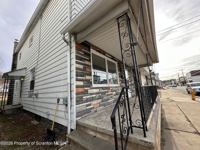 Building Photo - 732 Main St