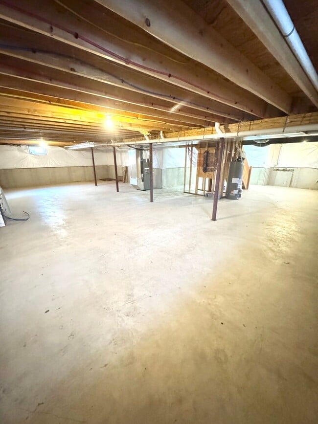 Building Photo - FIVE BEDROOMS in PARKLAND SCHOOLS!