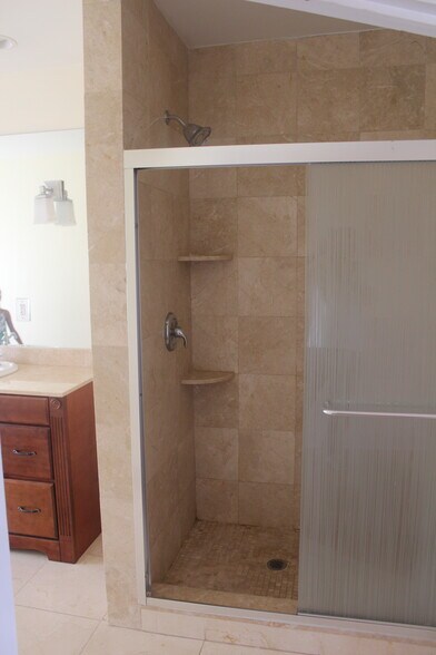 Master Bath - 910 S 21st St
