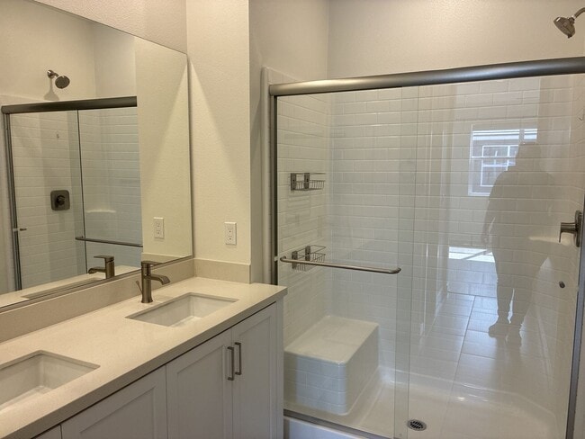 Building Photo - Modern 3-story townhouse in Ontario