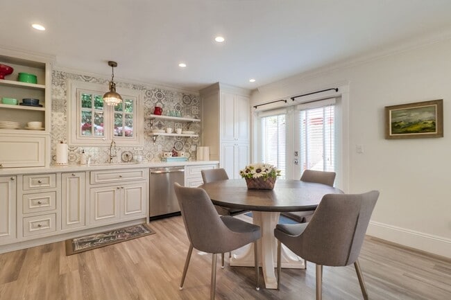 Building Photo - Furnished 2 Bedroom, 1 Bath