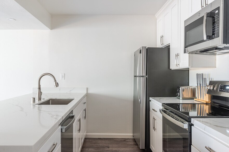 Building Photo - 141 Wellesley Cres