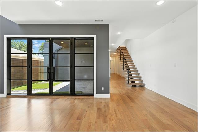 Building Photo - 3523 N Versailles Ave