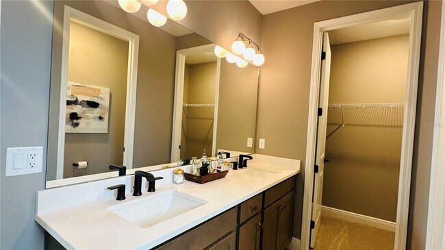 Building Photo - 16956 Hamlin Vw St