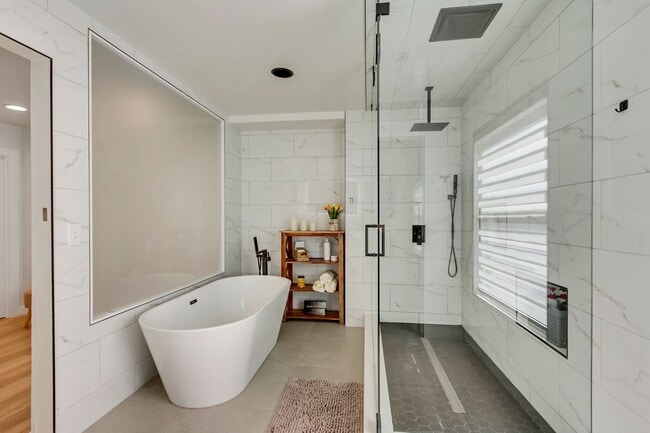 Building Photo - Beautiful 5-Bedroom Home in Sandy!