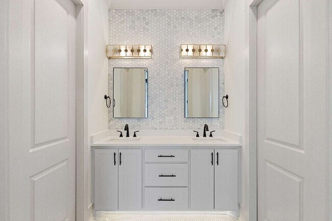 Building Photo - Luxury Townhome for Rent in Waterpointe | 3 Bed | 2.5 Bath | Private Courtyard