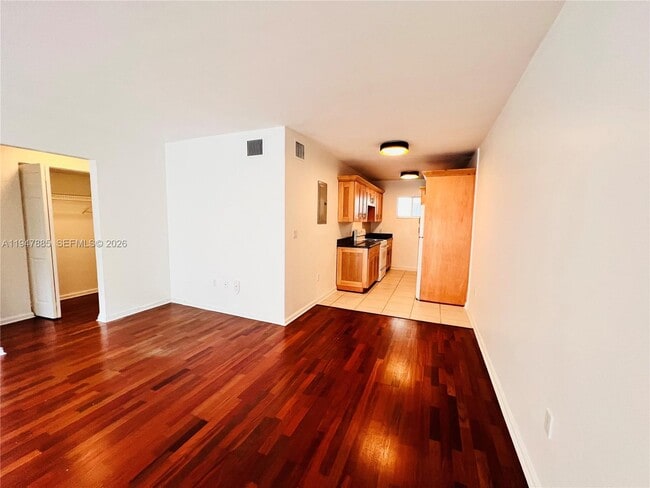 Building Photo - 2033 Calais Dr