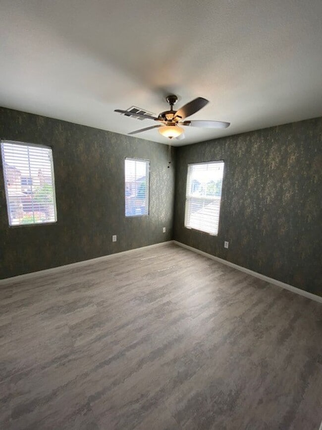 Building Photo - Unique Single Family 2/2 home