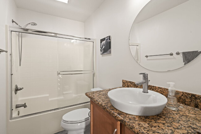 Building Photo - Fully Furnished 3BR/2BA Condo with Vaulted Ceilings, Close Proximity to UCSD and Medical Centers!...