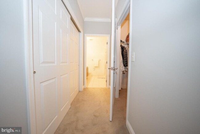 Building Photo - 300 W Elm St