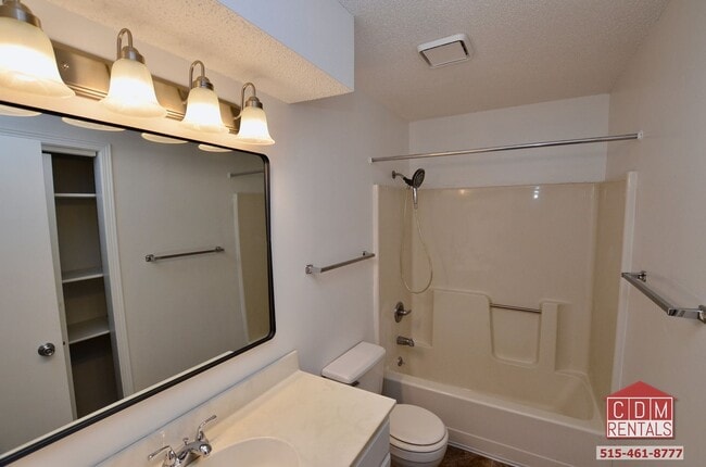 Building Photo - Wonderful West Des Moines Home