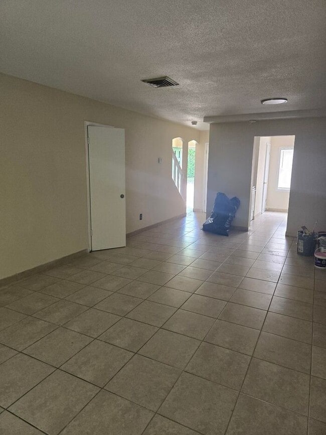 Building Photo - 2bedrooms 1.5 baths Townhome Available Now