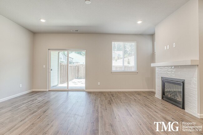 Building Photo - 3 Bedroom, 2.5 Bath Townhome In Ridgefield!