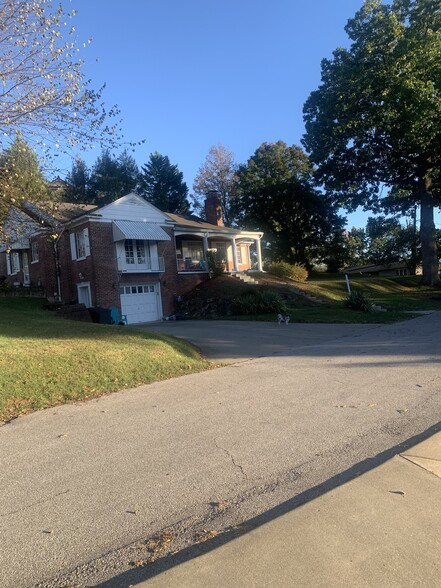Primary Photo - 812 Breezemont Dr