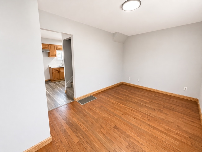 Building Photo - Updated 3 Bedroom Home Near Westgate Park with Modern Finishes [FREE $500 MOVE IN DISCOUNT]