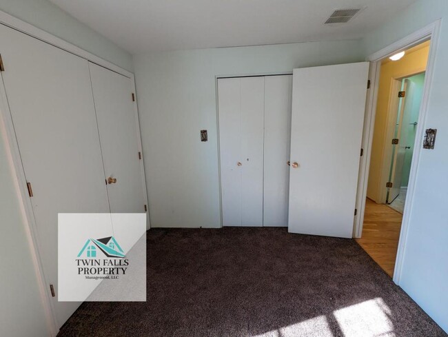 Building Photo - 955 Wood River Dr