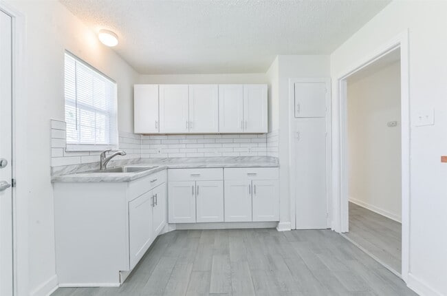 Building Photo - 8229 Carolwood Dr