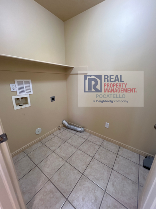 Building Photo - MOVE IN SPECIAL - 2 bedroom 1.5 bath Townh...