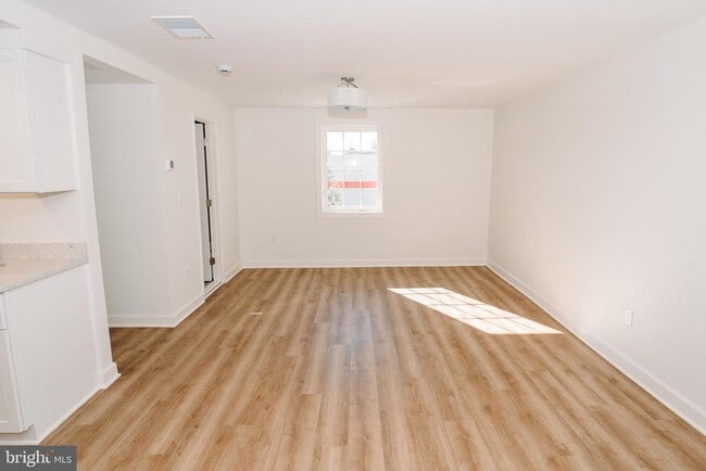 Building Photo - 380 Broadview Ave