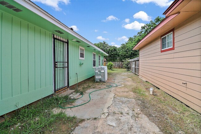 Building Photo - 243 Georgia St