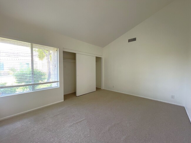 Building Photo - AVAILABLE NOW! BEAUTIFUL 2 Bed 2 Bath Cond...