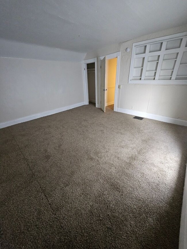 Building Photo - 4 bedroom townhouse style unit on west side