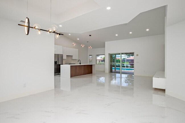 Building Photo - Heatherwood Lake Front Pool Home in St. Lucie West