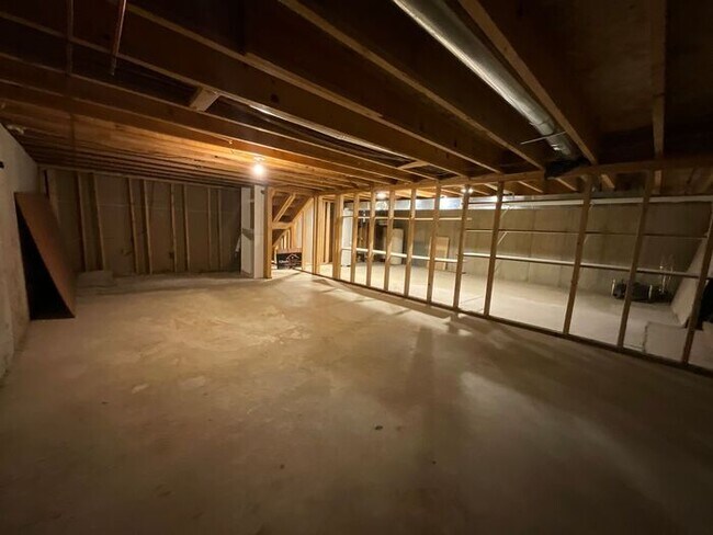 Building Photo - 4 Bedroom 2 1/2 Bath Home Oversized 2 Car ...