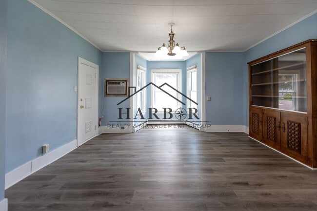 Building Photo - Large 3 Bedroom Apartment!