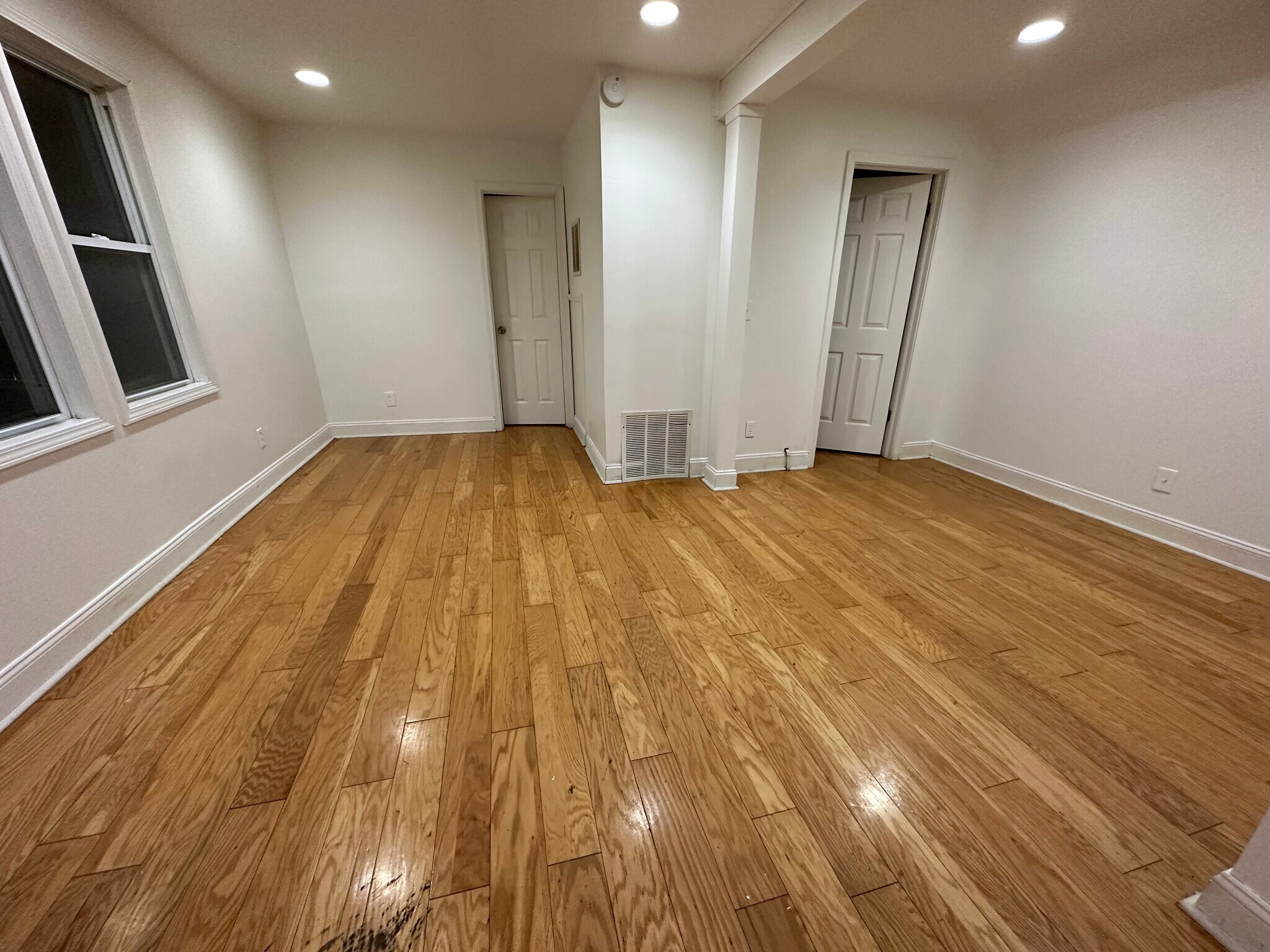 Building Photo - 2007 Broadway St