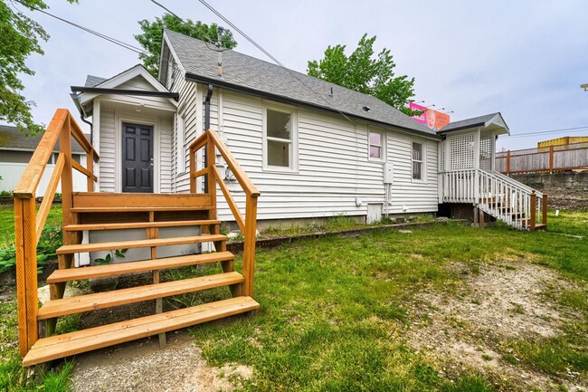 Building Photo - Bright & Charming 2bed/1bath + Mudroom Home in Tacoma!
