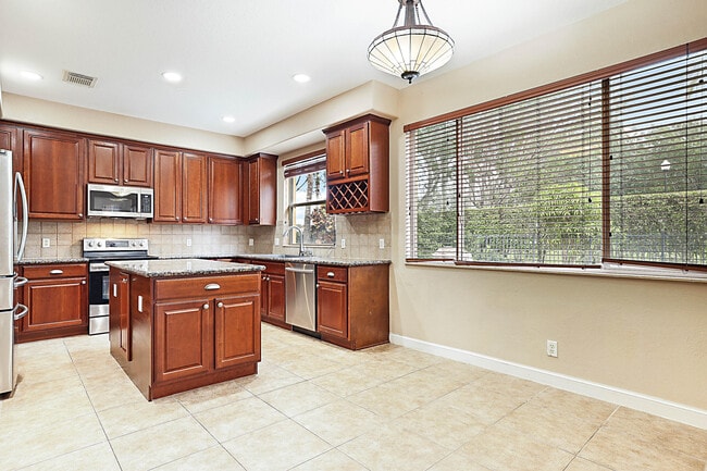 Building Photo - 748 Cresta Cir