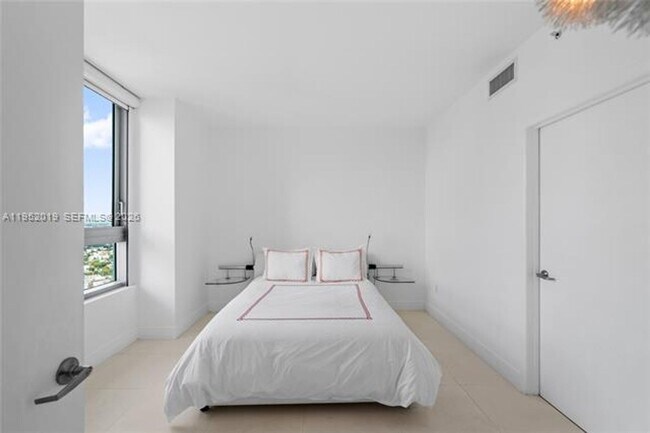 Building Photo - 90 SW 3rd St