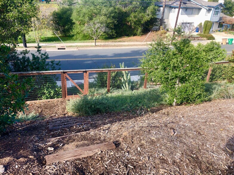 steps down to Cambridge Drive - 880 Cambridge Dr