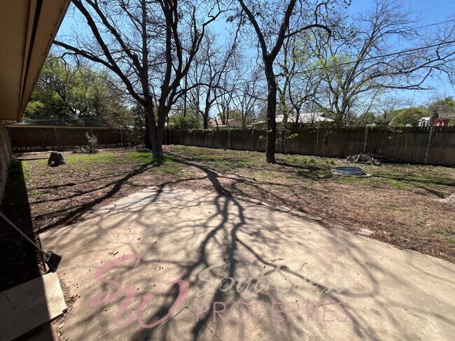 Building Photo - Spacious 3 Bedroom Brick Home in the Heart of Stephenville!